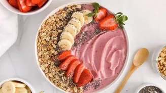 Quick fix: Strawberry banana smoothie bowl