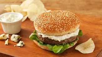 Hambúrguer com molho de iogurte e queijo azul para incluir na dieta