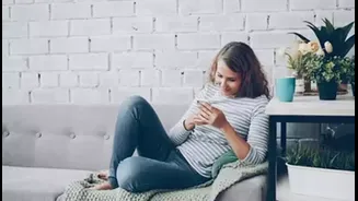 “Before Coffee, We Check Notifications”: Why Doctors Say This Morning Phone Habit Is Increasing Stress Levels