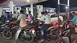 Panic Buying In Palghar Amid Fuel Shortage Rumours: Long Queue Seen At Petrol Pump Along Mumbai-Ahmedabad Highway – VIDEO