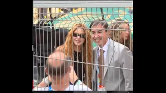 Repórter interrompe transmissão da Copa para tirar foto com Shakira