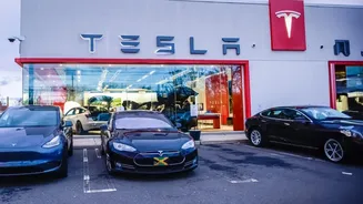 How Tesla Represents Unstructured Traffic on Its Centre Display
