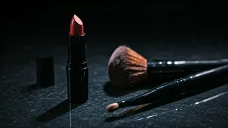 नरम गोथ मेकअप की वापसी: एक गहरा सौंदर्य रुझान