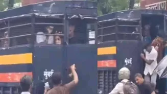 मुंबई पोलिसांच्या तावडीतून कॉकरोच पळाले, हा व्हिडिओ पाहून पोट धरुन हसाल