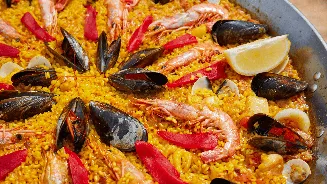 Conheça os truques de chef para fazer uma paella legítima diretamente da Espanha