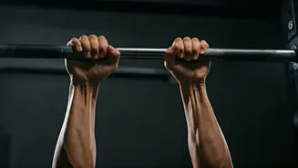 Fitness Coaches Recommend Bare Hand Pullups For Durable Shoulders