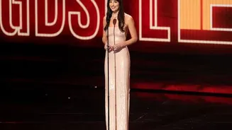 Johnson presents Artist Director honors to Swift at MTV VMAs