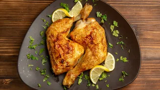 Sobrecoxa assada na cachaça com molho de laranja e mel