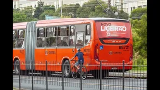 ‘Lei da rabeira’ dá multa e apreensão para quem pegar carona de bicicleta no ônibus