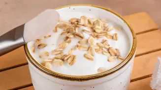 Oatmeal and Yoghurt Offer a Mild Exfoliating DIY Face Mask