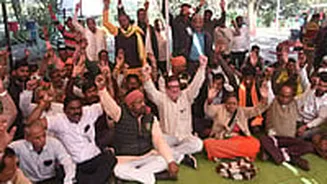 Indore News: Shiksha Karmis, Contractual Teachers Protest New Leave Rules