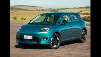 GAC Aion UT tem 204 cv por R$ 139.990 contra BYD Dolphin e Geely EX2