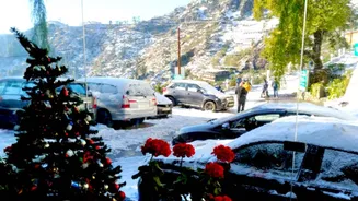 Snowfall boosts tourism in Uttarakhand: Over 100,000 tourists visit Mussoorie in three days, businesses flourish