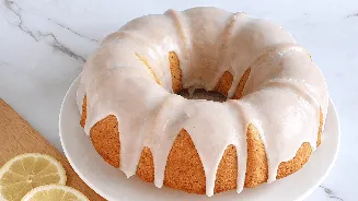 Bolo de limão com iogurte perfeito com cobertura cremosa que derrete na boca