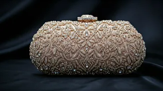 Shimmering & Chic: Embellished Bags Elevate Your Summer Night Style