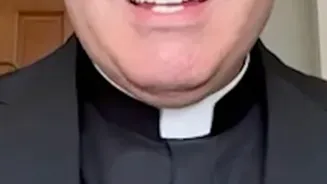 Dono de marca de maquiagem doa toda a sua fortuna milionária para se tornar padre