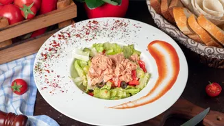 Quer uma refeição leve? Aprenda salada proteica de atum fácil e cheia de sabor