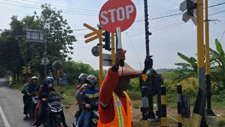 Seremnya Perlintas Mengkreng Tak Ditutup saat Kereta Lewat, Ini Kata KAI