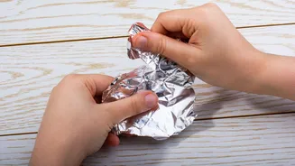 Como proteger cartão de crédito de golpes? O truque do papel alumínio funciona