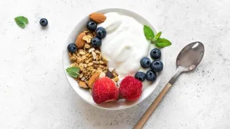 How to make a healthy berry yogurt bowl