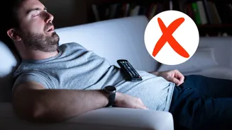 Dormir com a TV ligada pode alterar seus ciclos de sono; entenda