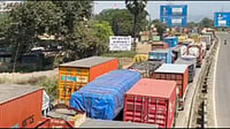 Students Stranded on Mumbai-Ahmedabad Highway