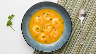 Sopa de abóbora com camarão e leite de coco é refeição completa para o jantar