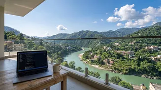 How Young Digital Nomads Spend Under ₹18,000 On Rishikesh Co-Living Stays