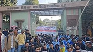 MP News: Over 20K Paramedical Students Protest Over Non-Declaration Of Session 2021-22 Results In Gwalior -- VIDEO