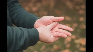 Por que os dedos incham em caminhadas longas? Entenda o que acontece com o corpo