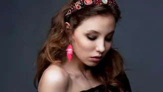 1970s Hairstyles Guide: Retro Headbands And Hair Accessories