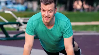 Knee-Down Side Planks Offer A More Accessible Starting Point