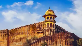 A Heritage Holiday Can Begin With India's Most Dramatic Fort Walls