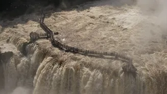 Cataratas do Iguaçu atingem maior vazão do ano e passarela é interditada