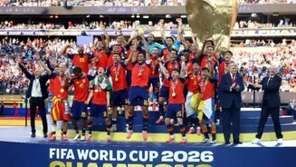 Momen Donald Trump Tolak Turun Panggung Saat Spanyol Angkat Trofi Piala Dunia 2026