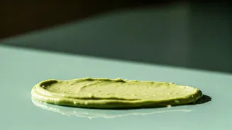 Kareena Kapoor's Glowing Skin: A Simple DIY Face Mask Revealed!