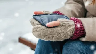 Winter accessories: How to wear wrist warmers