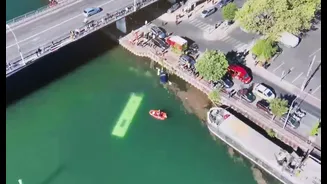 Ônibus com passageiros cai no rio Sena perto de Paris