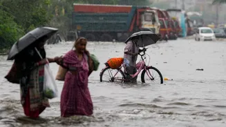 Weather Update: রাস্তার জল নামেনি এখনও, আজও দক্ষিণবঙ্গের জন্য বড় পূর্বাভাস হাওয়া অফিসের