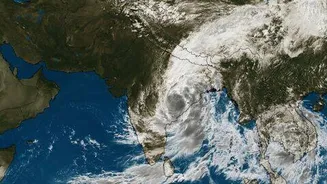 Satellite image shows 4,000km cloud band India and China