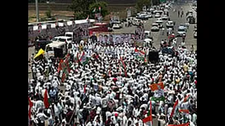 Congress Blocks Agra-Mumbai National Highway In Indore Over Farmers' Issues Ranging From Lower MSP To 'Loot' In Bhavantar Yojana; Long Queues Of Ve...
