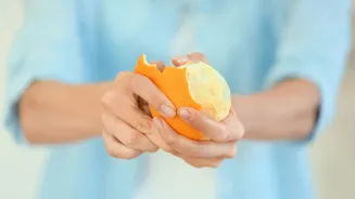 O truque de mestre para descascar laranja fácil e sem fazer sujeira na cozinha