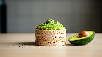 Avocado & Rice Cake Power Duo: Your Speedy & Nutritious Breakfast Solution!