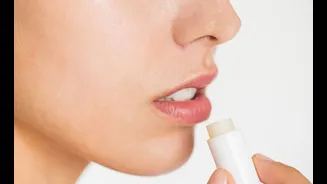Lábios rachando no frio: 6 produtos salvadores para recuperar a boca em uma noite