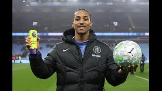 Fora da Seleção, João Pedro é eleito o jogador do ano no Chelsea