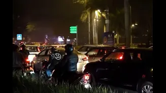 Major Delhi Roads Choke As Delhiites Go Out To Celebrate New Year | Video