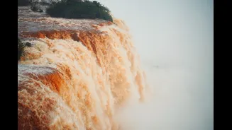 Vazão das Cataratas do Iguaçu dispara e interdita passarela