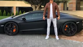 Eleito o atleta mais bem pago do mundo, jogador recebe em uma hora o equivalente a quatro carros zero