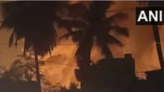 Massive Fire Breaks Out In Kolkata’s Newtown Slum Area, No Casualties Reported | VIDEO