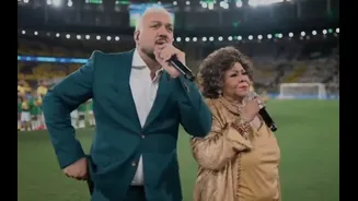 Belo e Alcione se atrapalham ao cantar hino em amistoso da Seleção: 'Vergonha'